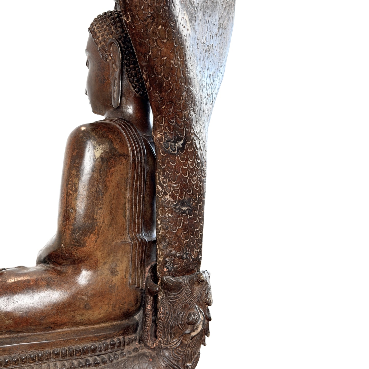 Detail der Rückseite des Buddha Muchalinda mit Anschluss des Naga-Baldachins, Schuppenstruktur und parallelen Gewandfalten
