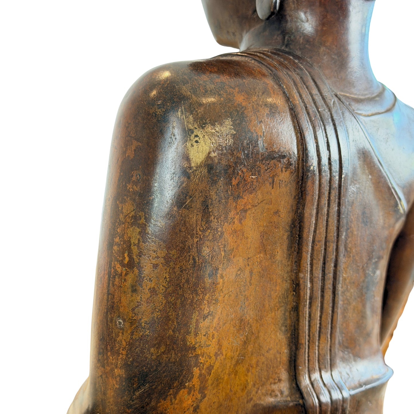 Detail der rechten Schulter auf der Rückseite des Buddha Muchalinda mit vertikalen Gewandfalten und kleinen Resten einer älteren Vergoldung