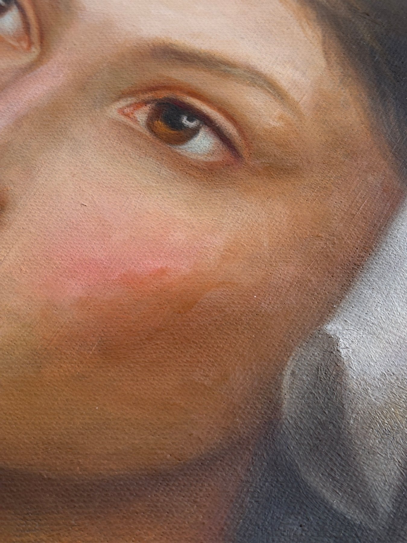 Nahaufnahme der Augen und der akribischen Pinselführung, die den Blick zum Leben erweckt.
