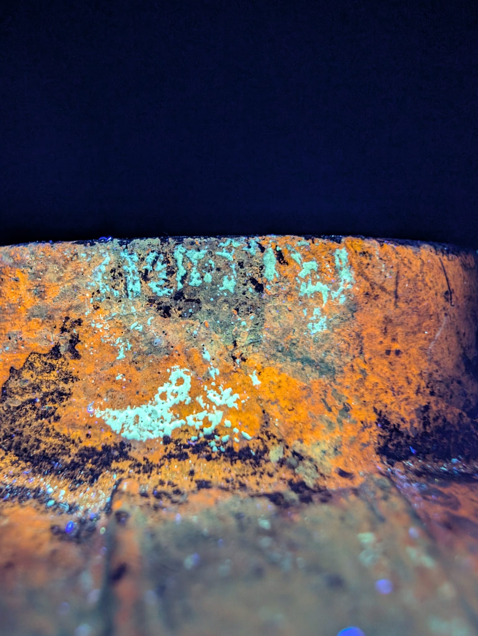 Makroaufnahme der für altes Gusseisen charakteristischen schwarzen Magnetitschicht.