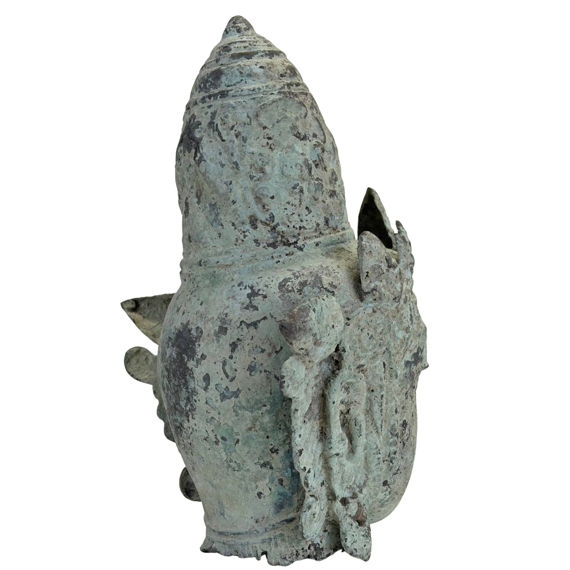 Detail der Krone auf einem bronzenen Vishnu-Kopf in der Majapahit-Tradition