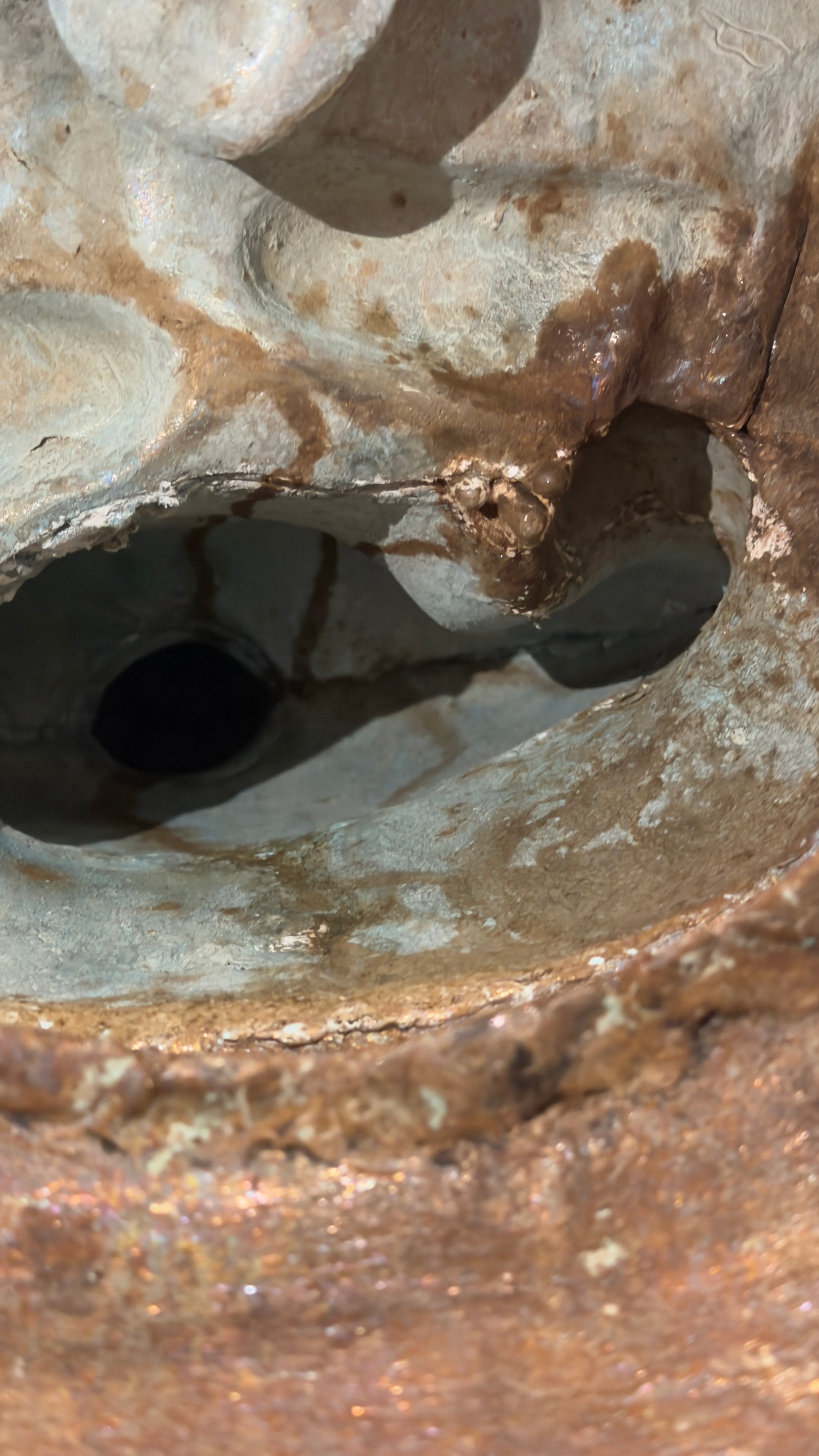 Grüne Malachitoxidation im Inneren der Statue – chemische Signatur des Alters der Bronze.