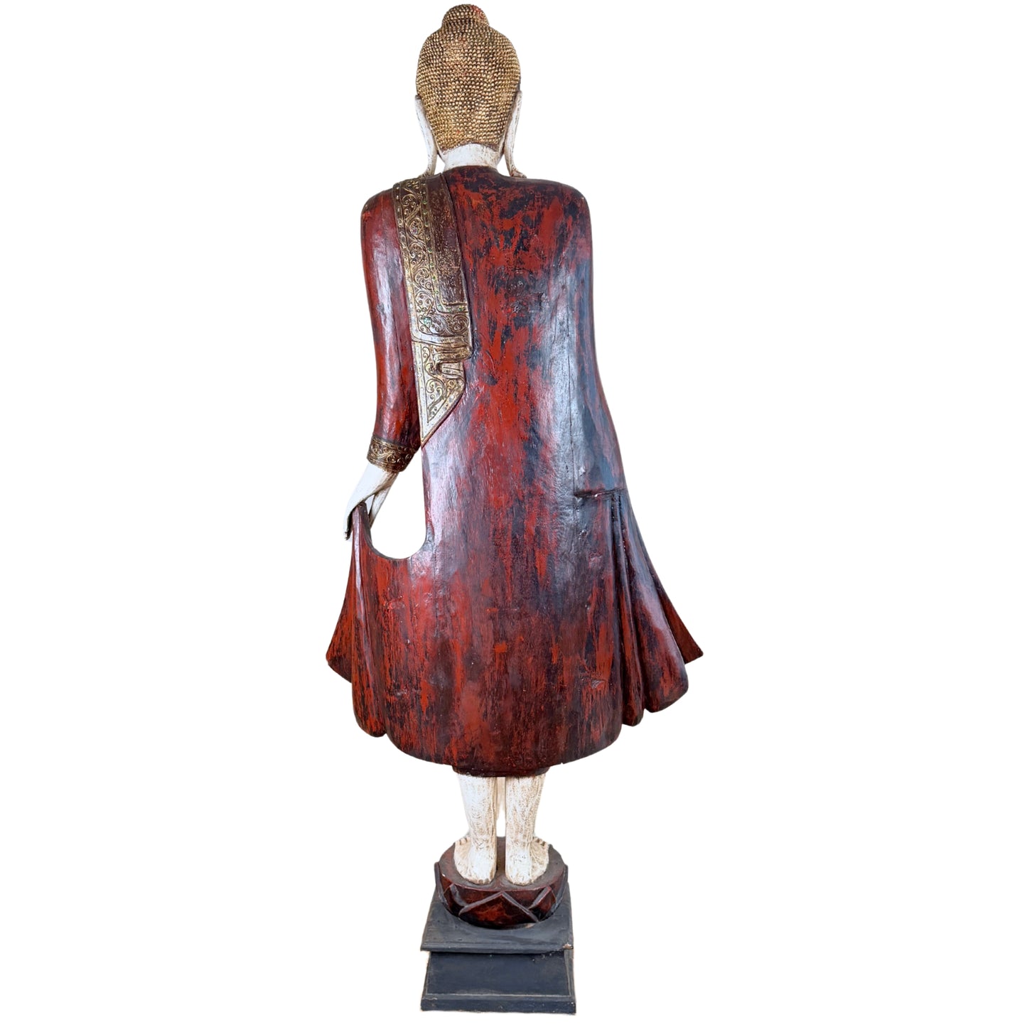 Antike Lackoberfläche eines monumentalen birmanischen Mandalay-Buddha