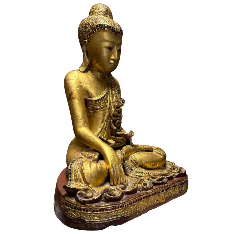 Mandalay Buddha in Bhumisparsha-Mudra als Symbol für Erdung, Schutz und Erleuchtung