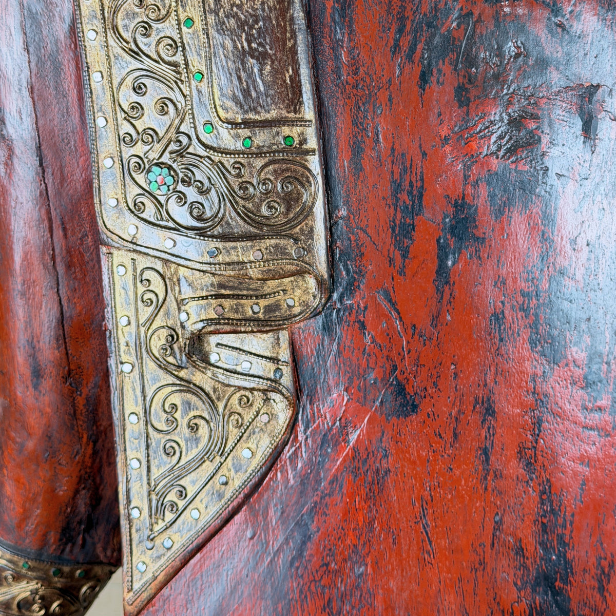 Detail der Ornamentik entlang des Gewandes eines birmanischen Mandalay-Buddha