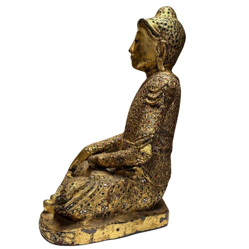 Mandalay-Buddha mit goldfarbener Oberfläche als Symbol für Frieden, Ausgeglichenheit und spirituelle Stabilität