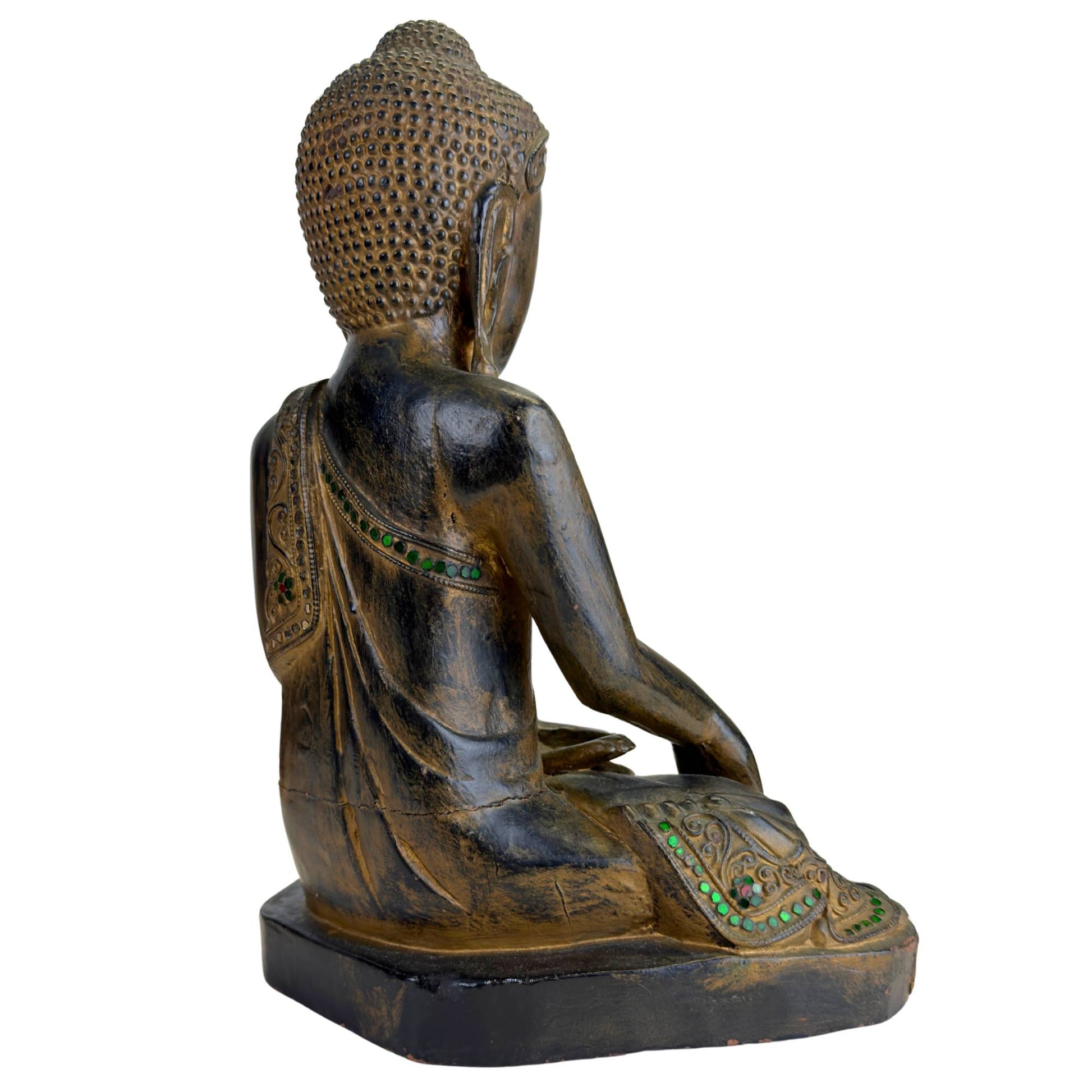 Der Buddha von Mandalay sitzt auf einem traditionellen Lotussockel.