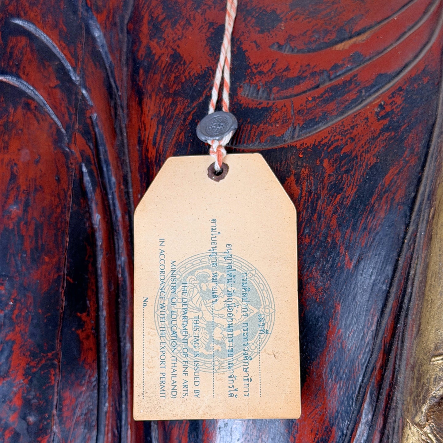 Detail der rot-schwarzen Lackfassung auf einem antiken birmanischen Mandalay-Buddha