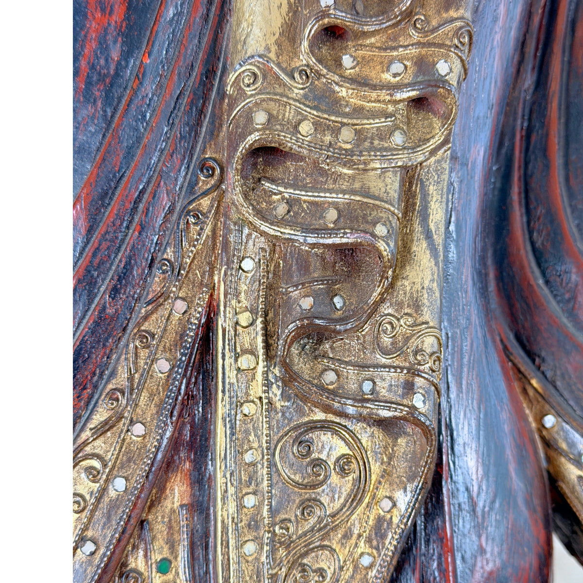 Detail vergoldeter Metallbeschläge am Gewand eines birmanischen Mandalay-Buddha