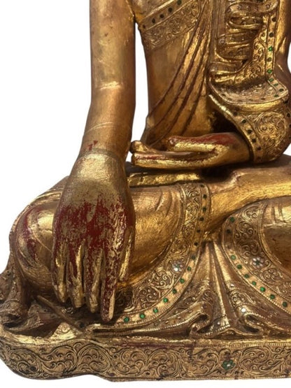 Mandalay-Stil-Buddha-Statue als Beispiel für burmesische Holzschnitzkunst