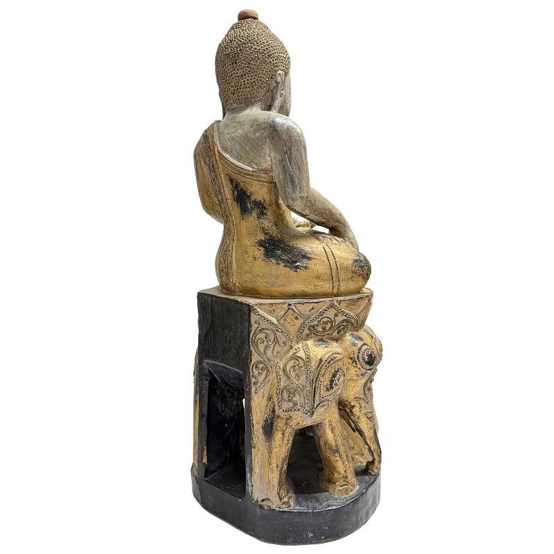 Buddha-Statue im Mandalay-Stil mit kunstvollen Holzschnitzereien
