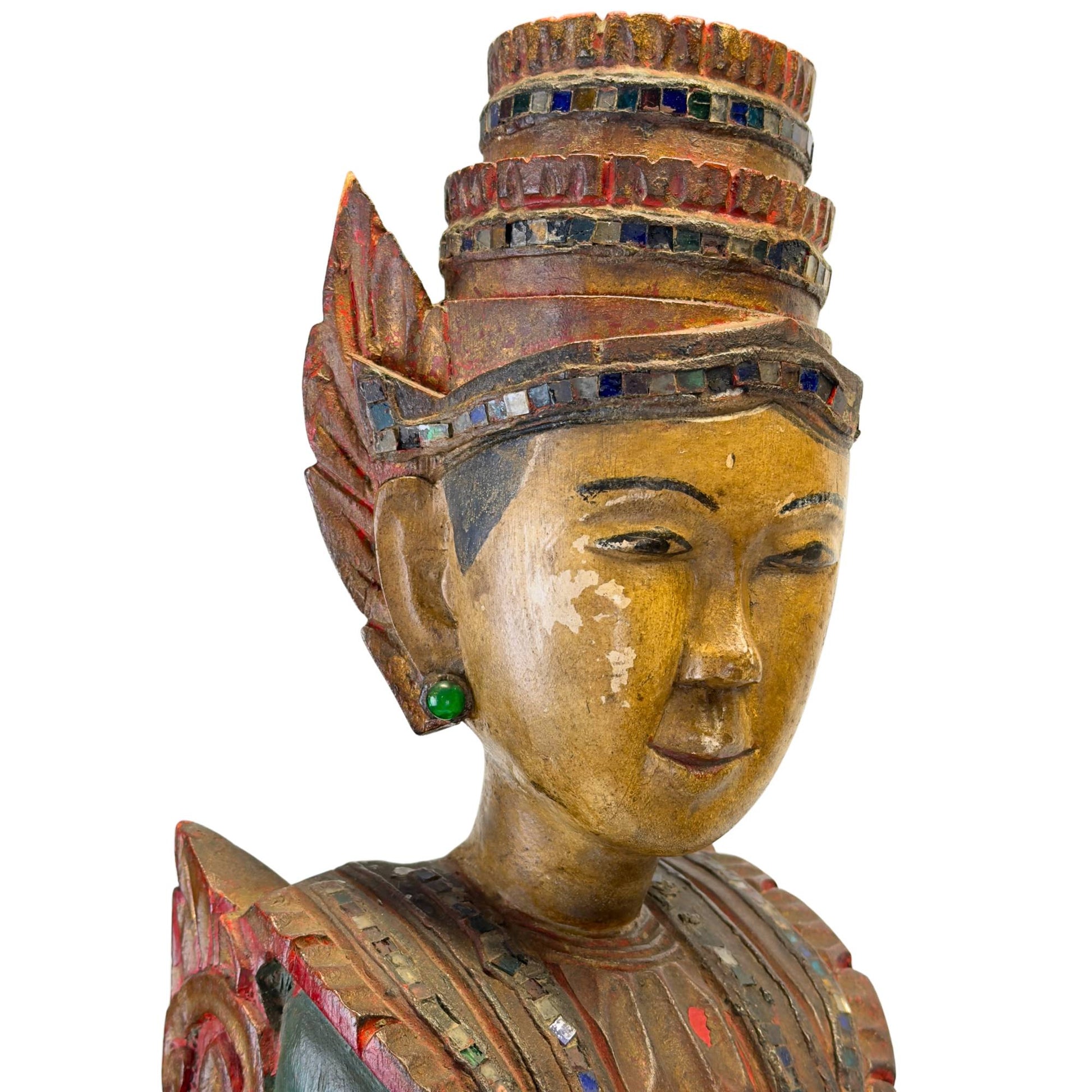 Holzskulptur aus der traditionellen Tempelkunst von Mandalay