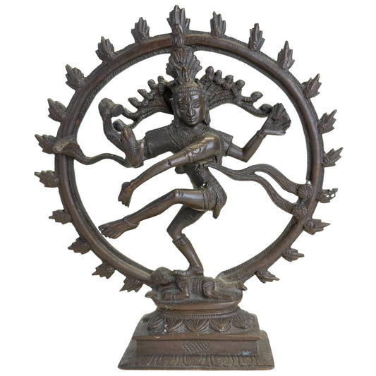 Massive Bronzestatue von Shiva Nataraja mit kosmischem Flammenhalo und klassischer Ananda-Tandava-Pose aus Indien