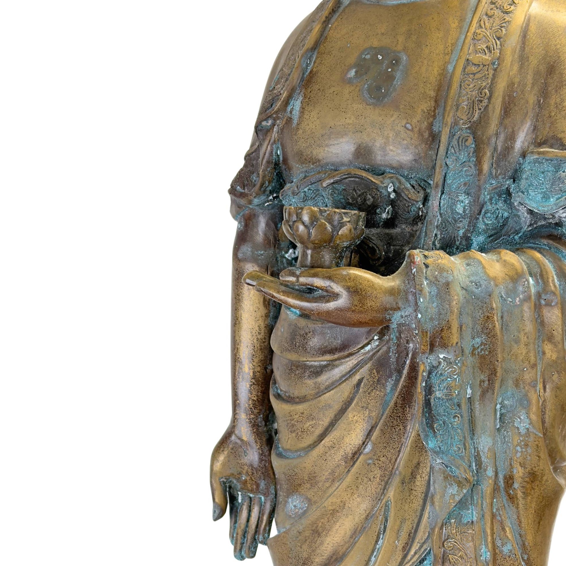 Detail der Medizinschale in der Hand des bronzenen Medizinbuddhas.