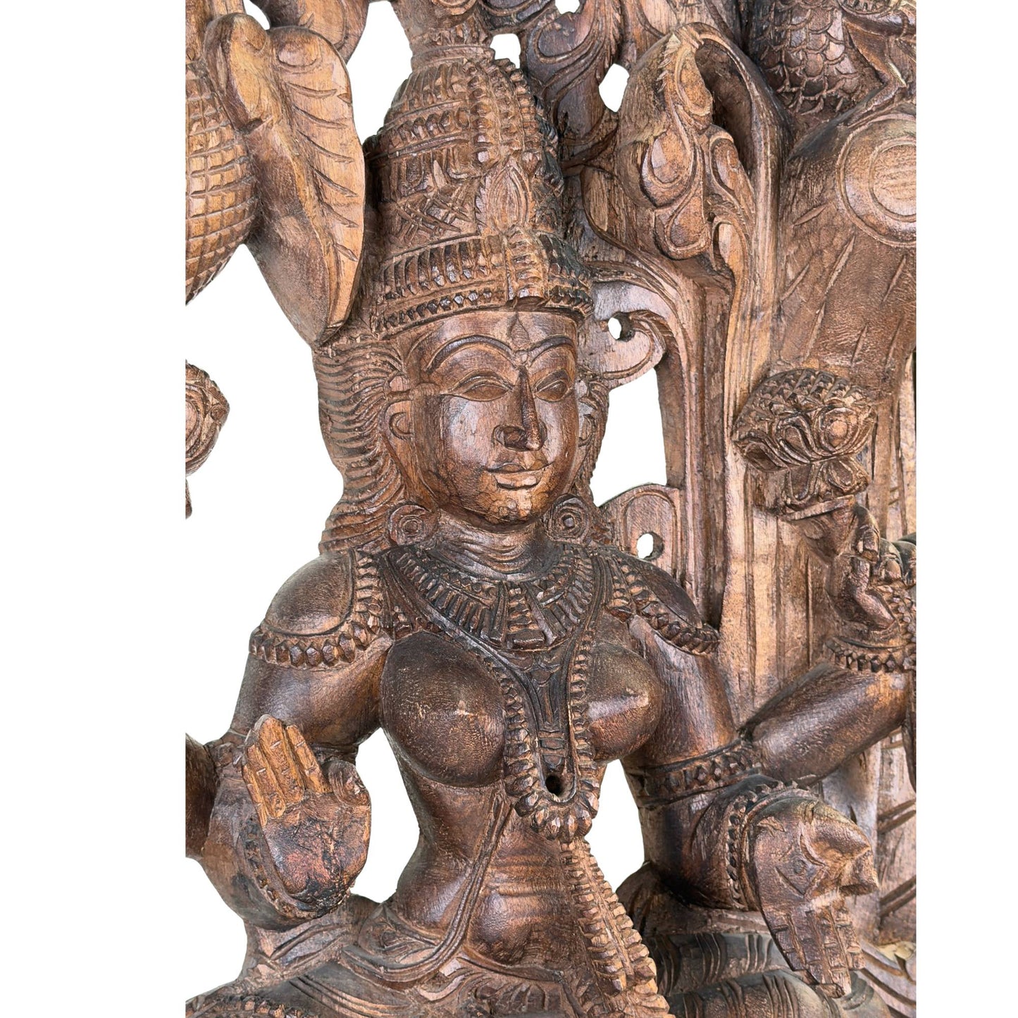 Detail des handgeschnitzten Papageis auf dem hölzernen Wandpaneel der Göttin Meenakshi