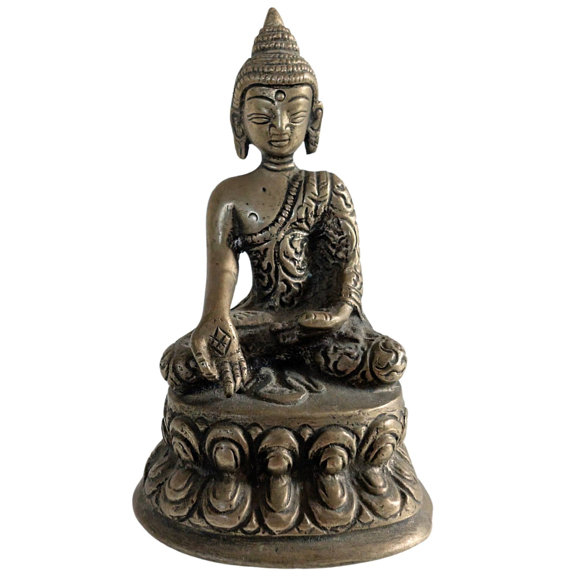 Vorderansicht einer handgefertigten Buddha-Figur aus Messing aus Nepal.