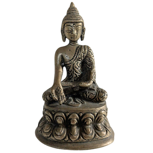 Vorderansicht einer handgefertigten Buddha-Figur aus Messing aus Nepal.
