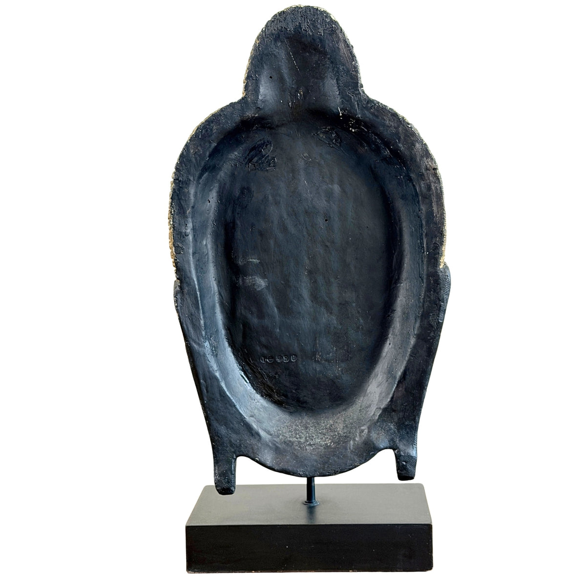 Rückseite des metallenen Buddha-Kopfes mit eingeschlagener Nummerierung