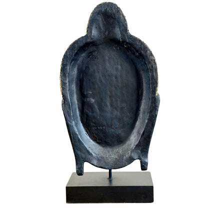 Rückseite des metallenen Buddha-Kopfes mit eingeschlagener Nummerierung