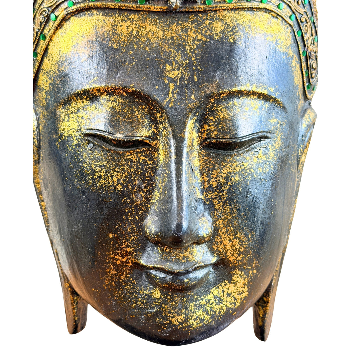 Detail des Buddha-Gesichts mit schwarzer Fassung und goldfarbenem Abrieb