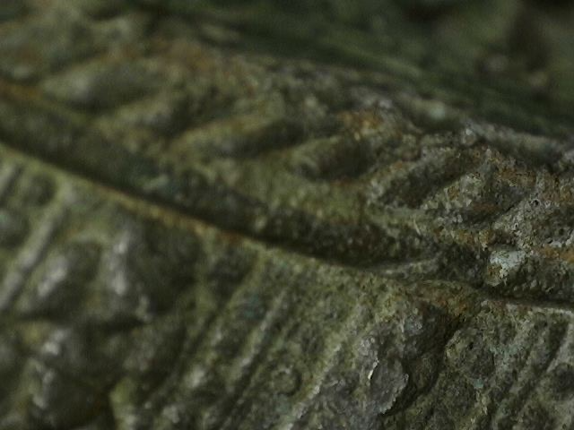 Mikroskopische Nahaufnahme der Oxidation an einer thailändischen Bronzeskulptur