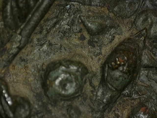 Mikroskopische Detailaufnahme der natürlichen Alterung einer thailändischen Bronzefigur