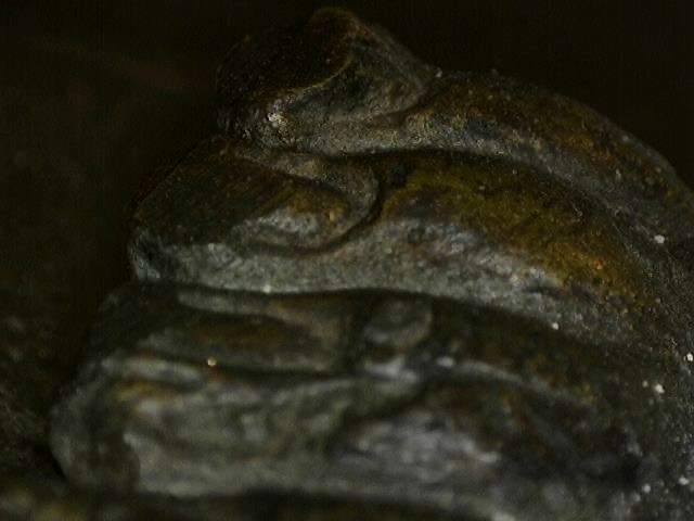 Mikroskopische Aufnahme von Oxidationsschichten auf einer alten thailändischen Bronzestatue