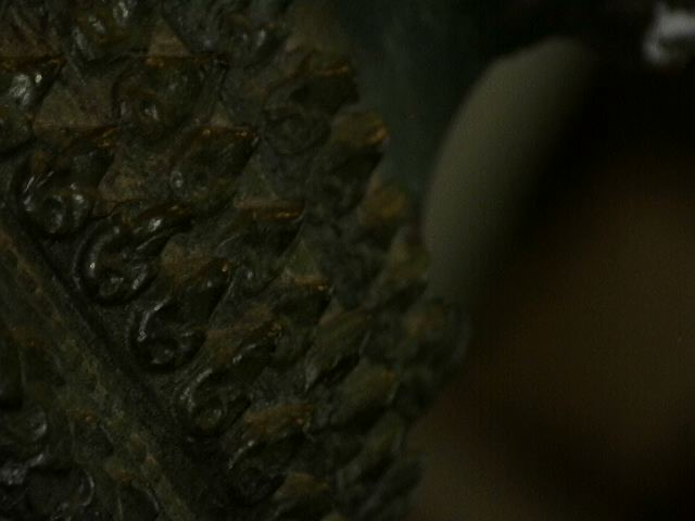Mikroskopische Detailaufnahme der Abnutzungsspuren an einer antiken thailändischen Bronzestatue