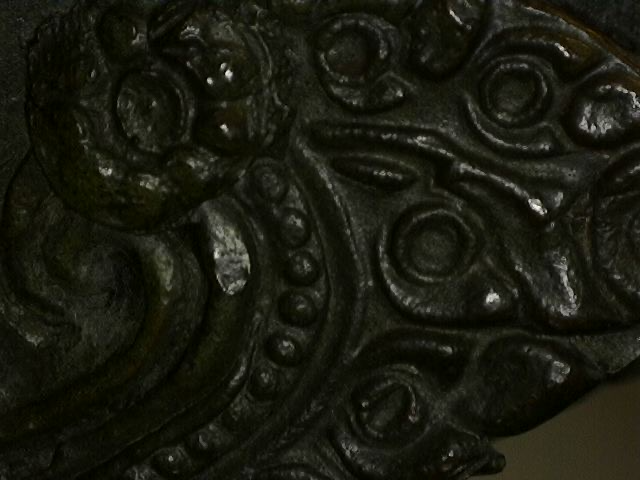 Mikroskopische Aufnahme eines Gussdetails an einer antiken thailändischen Bronzestatue