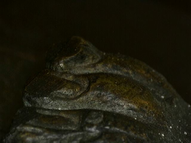 Mikroskopische Detailaufnahme der tiefen Patinabildung auf einem antiken thailändischen Bronzekunstwerk