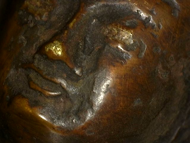 Mikroskopische Detailaufnahme eines Buddha aus Bronze aus dem Himalaya mit Dhyana Mudra und natürlicher Patinabildung
