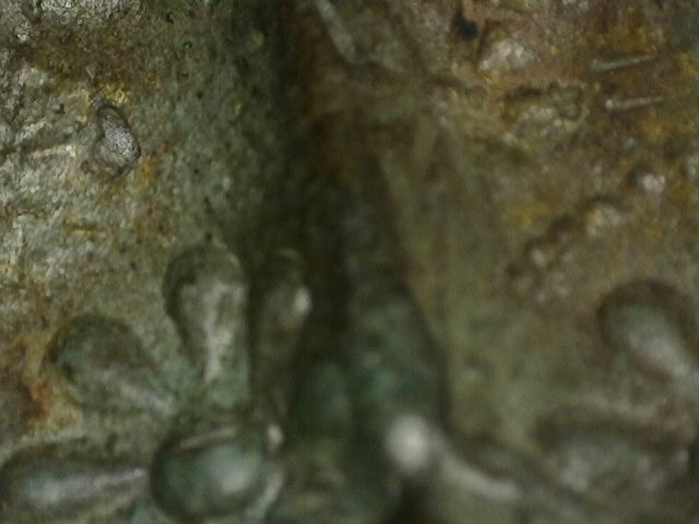 Mikroskopische Detailaufnahme der natürlichen Patina auf einer antiken thailändischen Bronzestatue