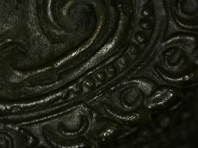 Mikroskopische Aufnahme von Patinaschichten auf alten thailändischen Bronzekunstwerken