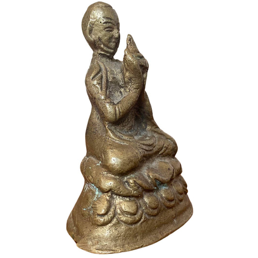 Nahaufnahme der Bronzefigur mit sichtbaren Spuren historischer Feuervergoldung.