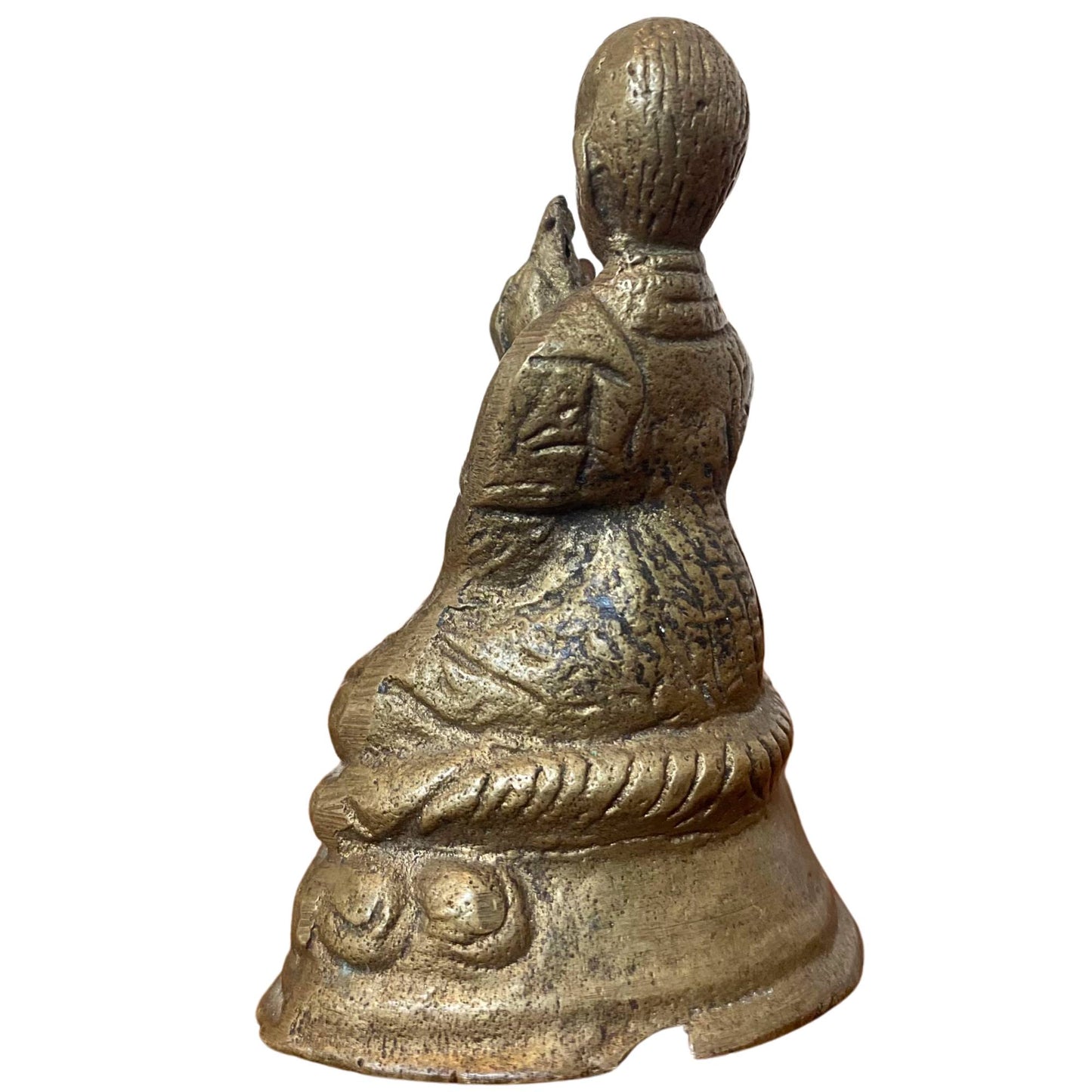 Die Seitenansicht zeigt die grüne Mineralisierung und die natürlichen Korrosionsmuster auf der antiken Bronze.