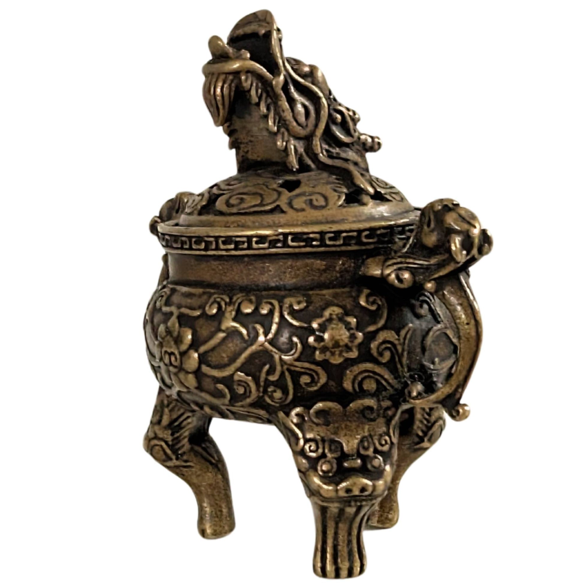 Klassischer chinesischer Miniatur-Räuchergefäß mit Drachenmotiv auf weißem Hintergrund.