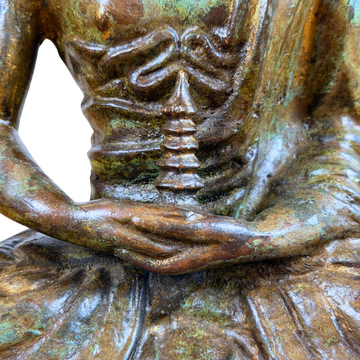 Detail van de handen met stupa-attribuut