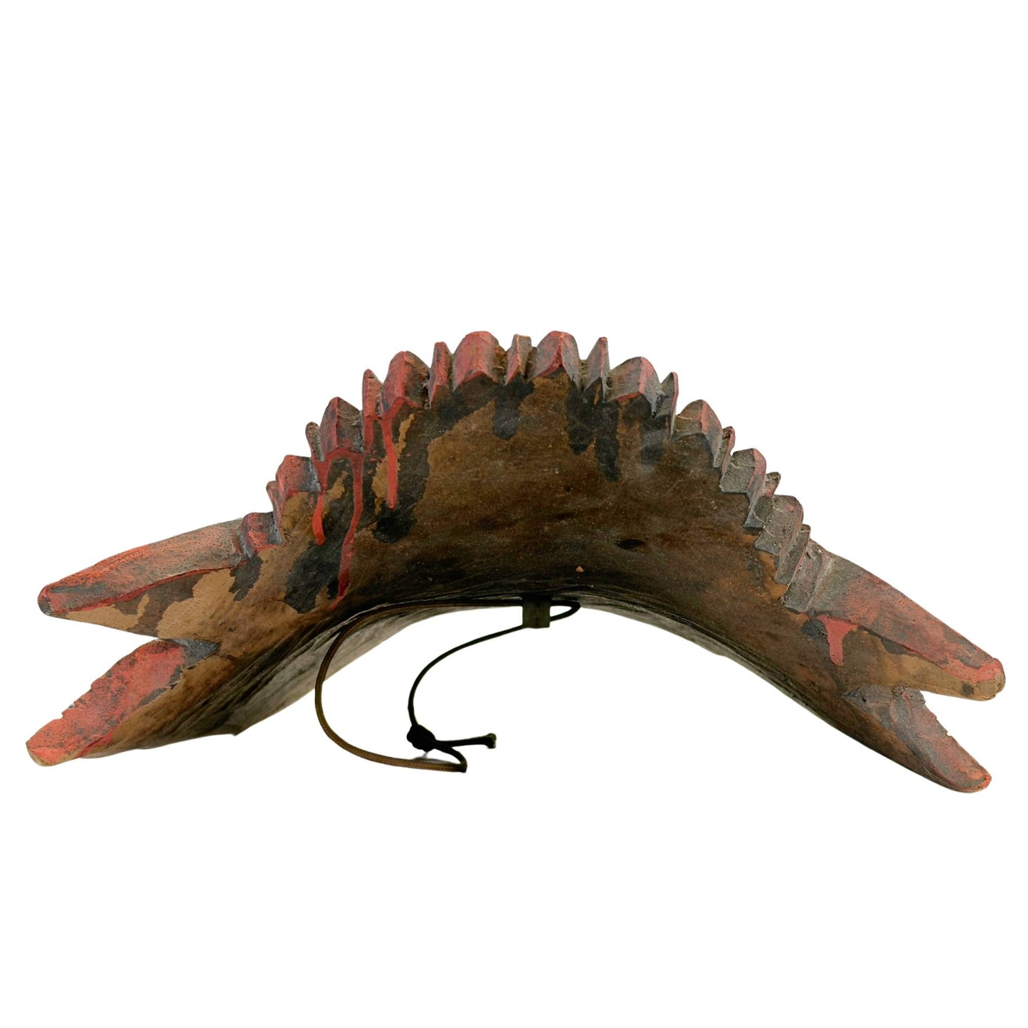 Draufsicht auf die große balinesische Maske, die die geschichtete Struktur der königlichen Tiara mit den durchbrochenen Flammen- und Blumenmotiven zeigt.