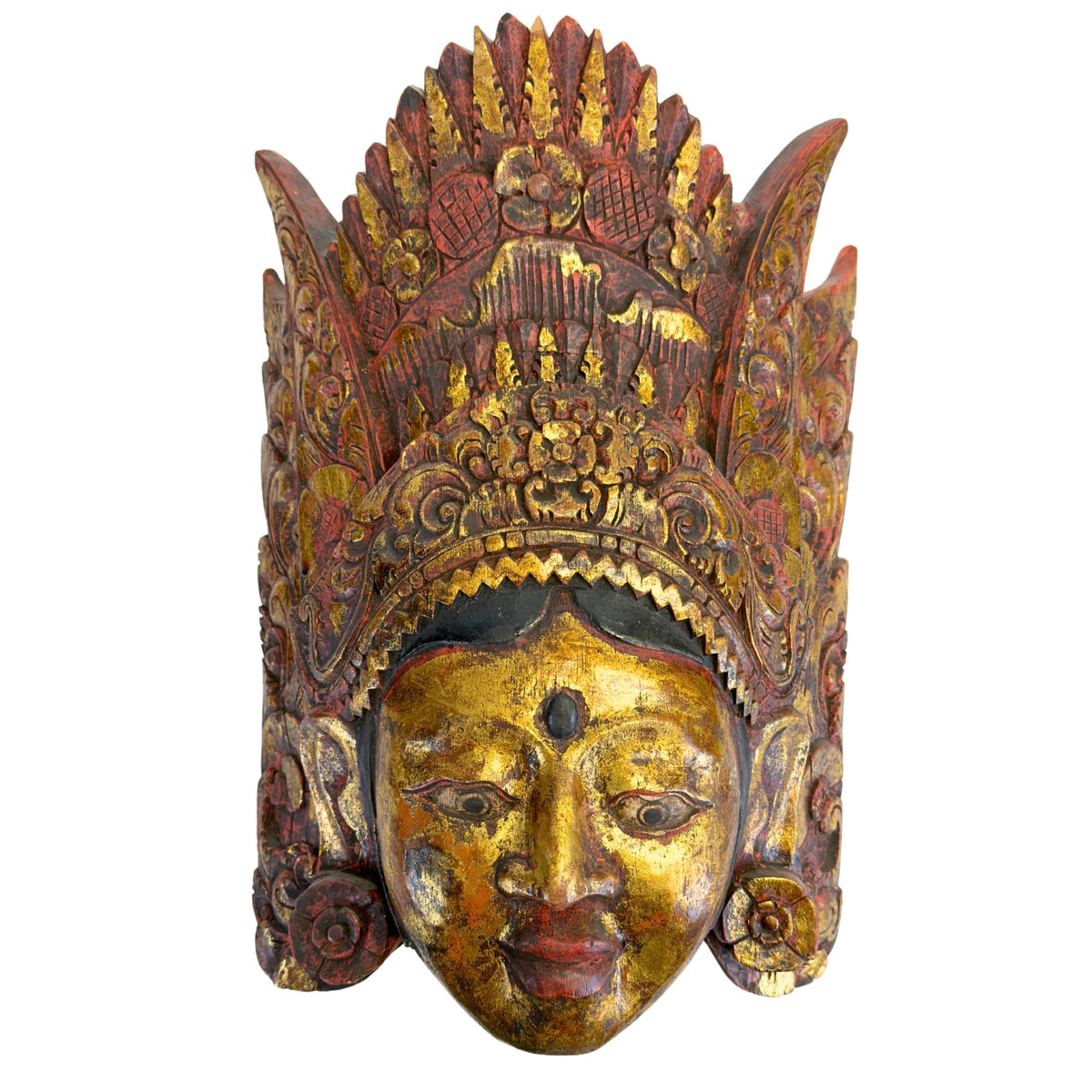 Vorderansicht der monumentalen balinesischen Topeng‑Maske der Göttin Dewi Sinta, handgeschnitzt aus Pule‑Holz mit authentischer Prada‑Blattvergoldung und roter Zinnober‑Pigmentbasis.