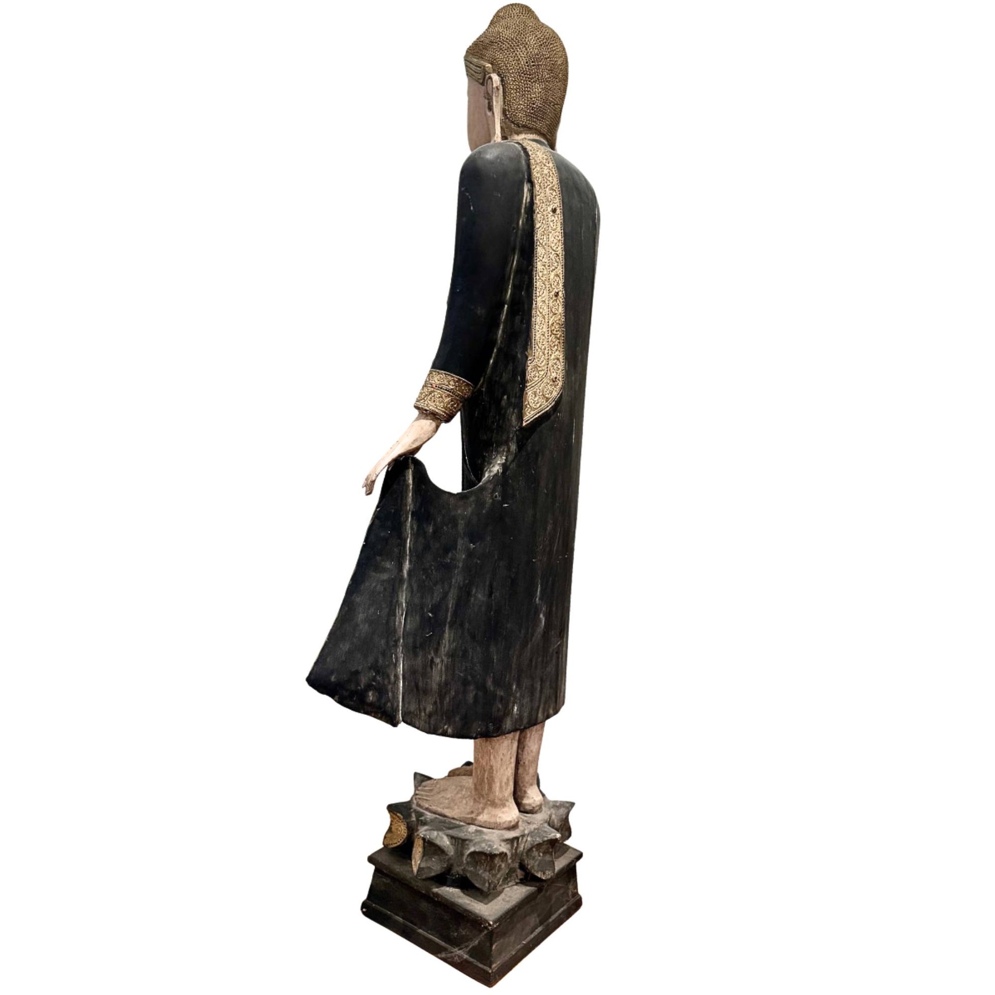 Monumentale Buddha-Statue aus Myanmar, antiker stehender Buddha von 190 cm Höhe mit gelassenem Gesichtsausdruck