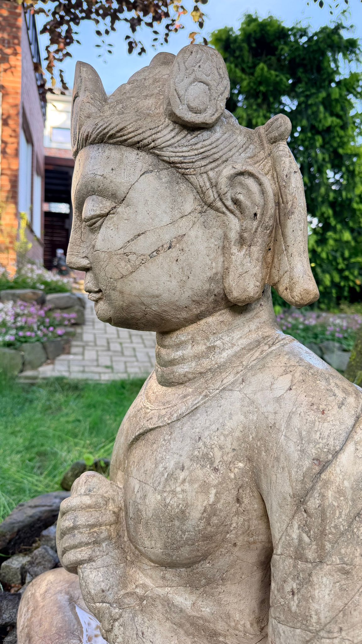 Authentische javanische Tempelstatue aus Naturstein mit beeindruckenden Abmessungen