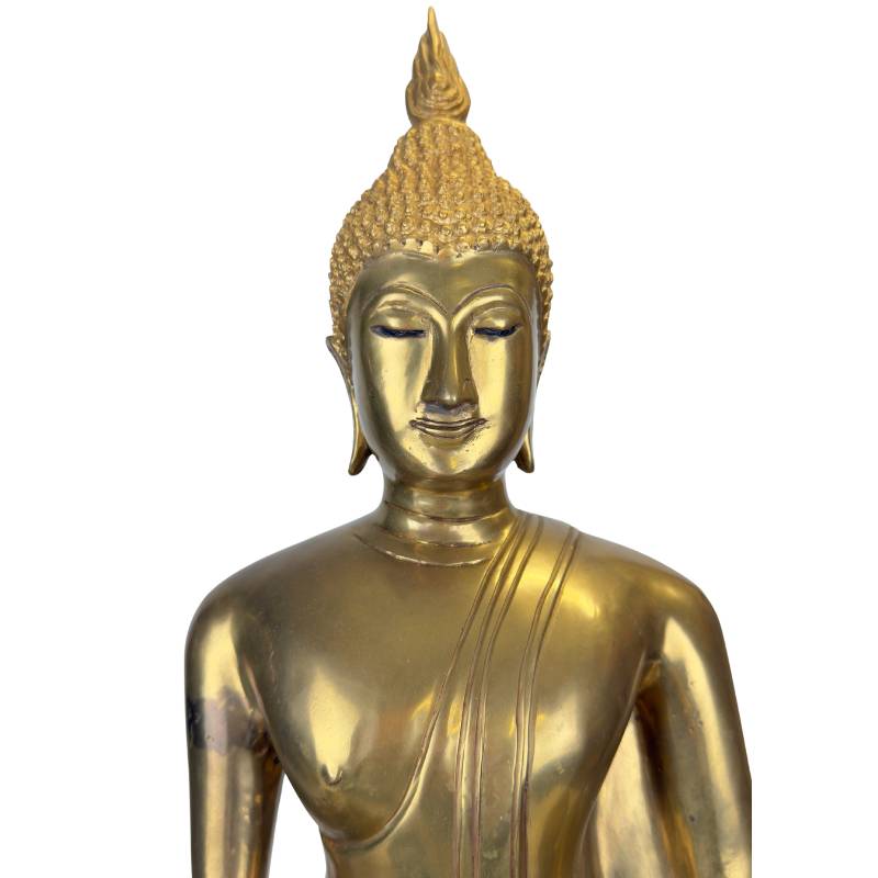 Monumentale thailändische Altarstatue mit starker spiritueller Ausstrahlung.