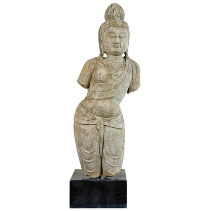 Monumentale antike steinerne Guanyin, vollständige Frontalansicht