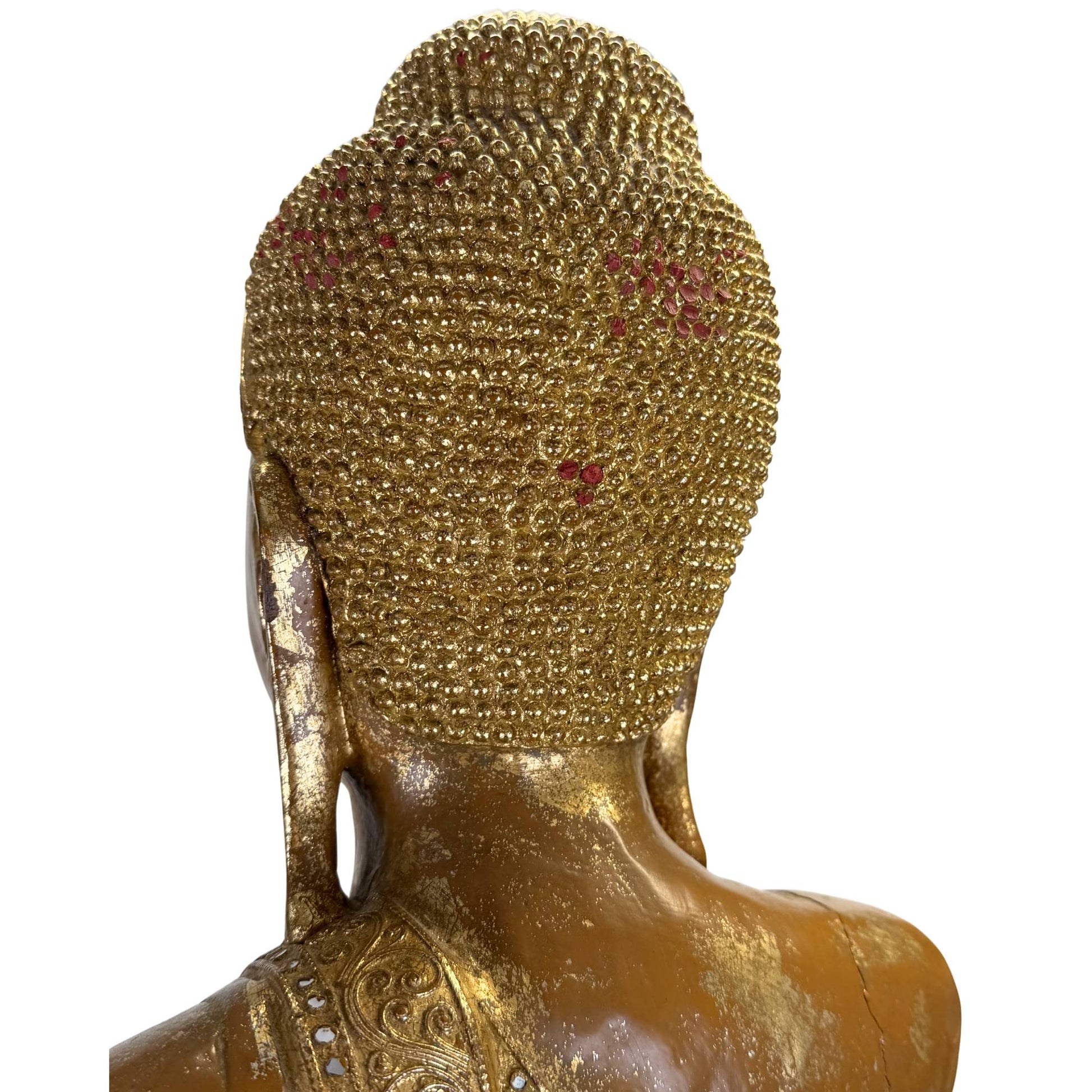 Monumentaler burmesischer Buddha im Seitenprofil mit Goldlackierung, antiker Polychromie und reich verziertem Thronrand und Hinterkopf