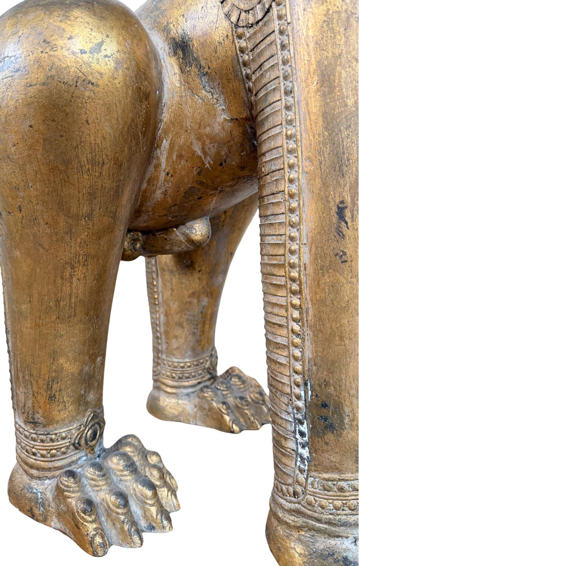 Monumentaler buddhistischer Tempellöwe, vergoldeter Singha aus Thailand mit starker ritueller Schutzfunktion