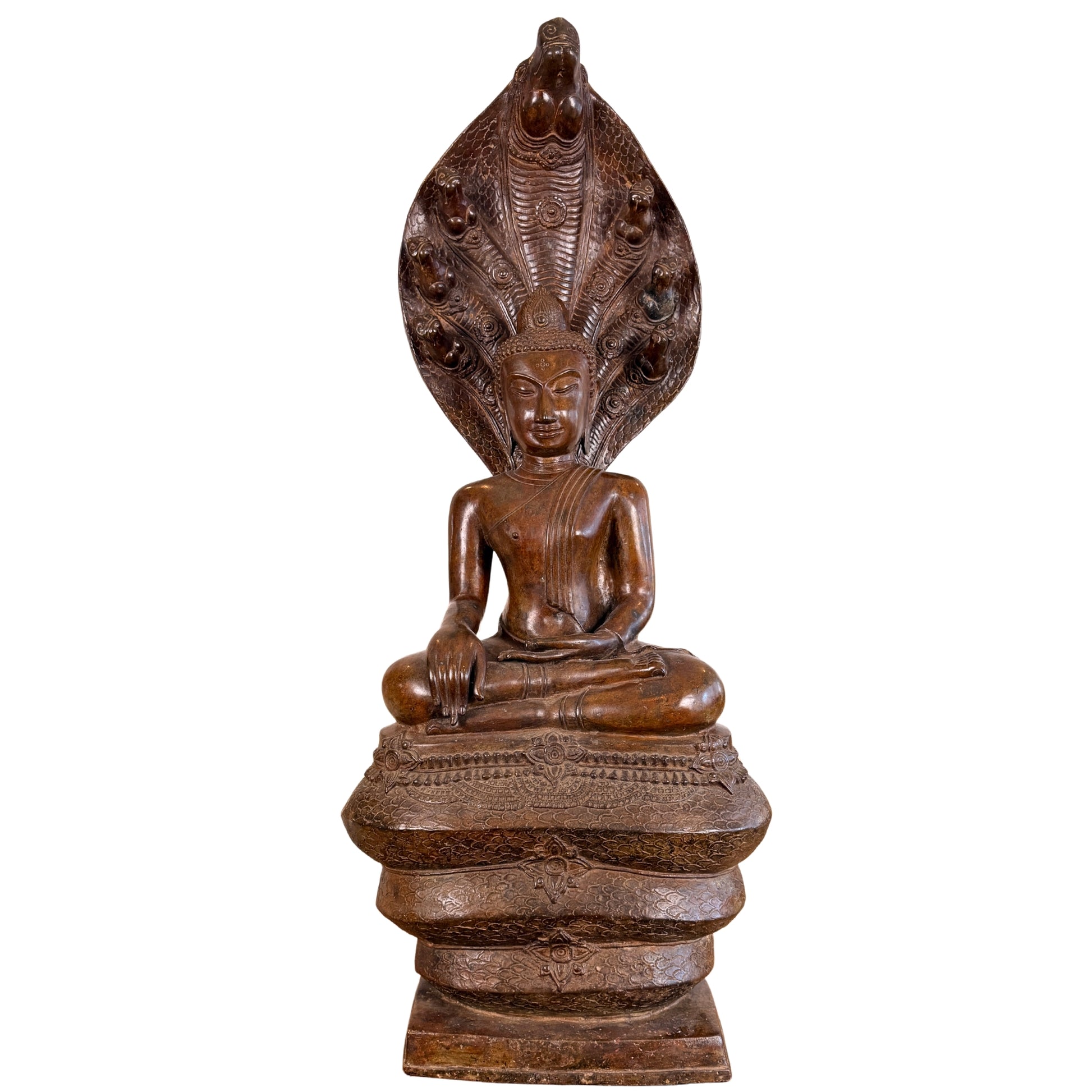 Monumentaler bronzener Buddha Muchalinda aus Thailand, wahrscheinlich spätes 13.–14. Jahrhundert, 122 cm hoch, mit siebenköpfigem Naga-Baldachin und gewundener Schlangenbasis