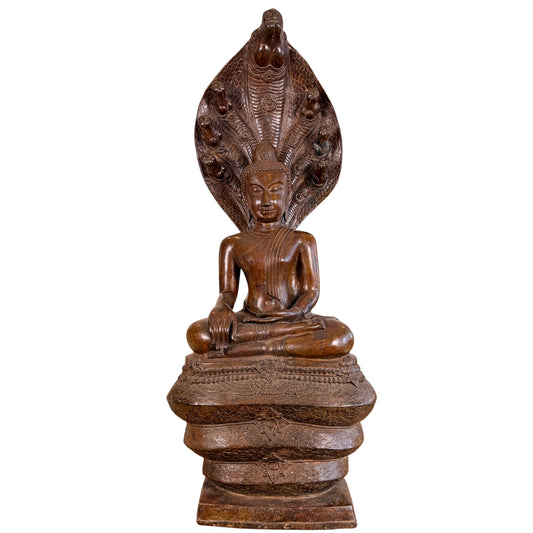 Monumentaler bronzener Buddha Muchalinda aus Thailand, wahrscheinlich spätes 13.–14. Jahrhundert, 122 cm hoch, mit siebenköpfigem Naga-Baldachin und gewundener Schlangenbasis