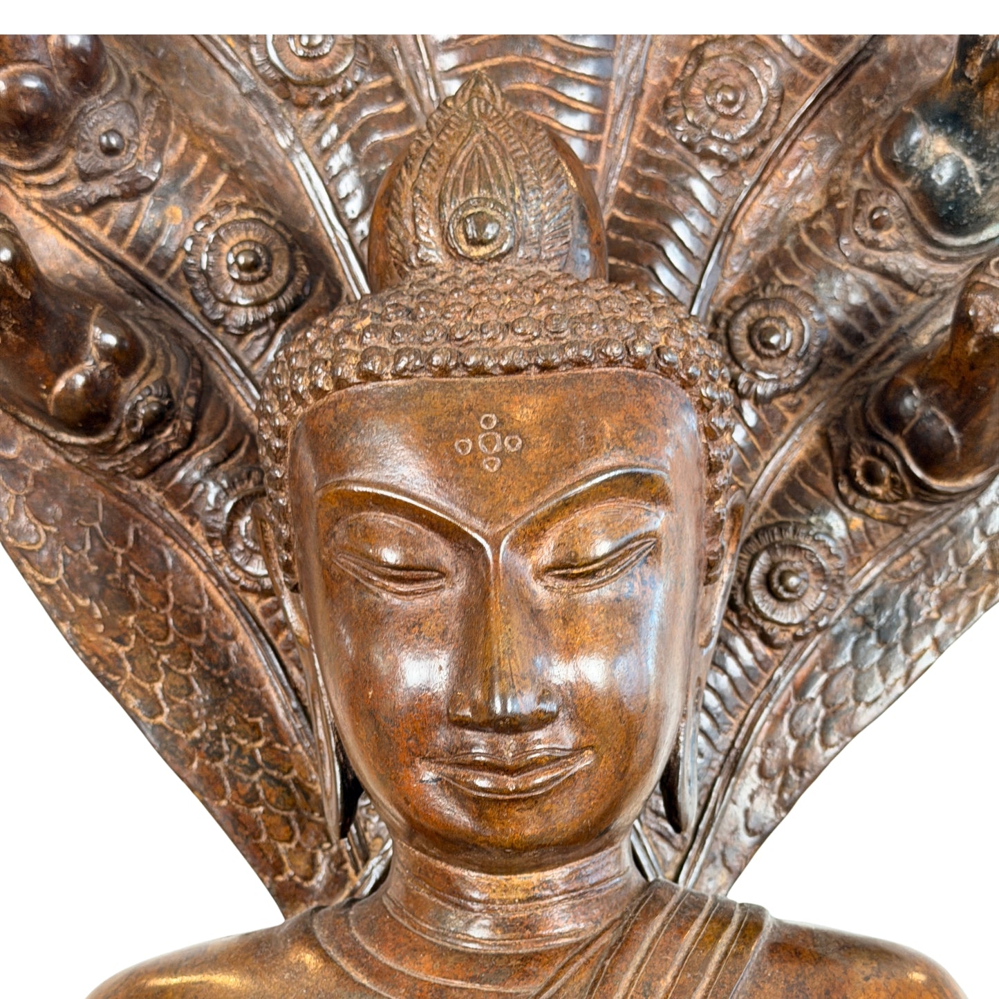 Frontalansicht eines monumentalen bronzenen Phra-Nagprok-Buddha mit siebenköpfigem Naga-Baldachin und fünffacher kreisförmiger Urna-Konfiguration auf der Stirn