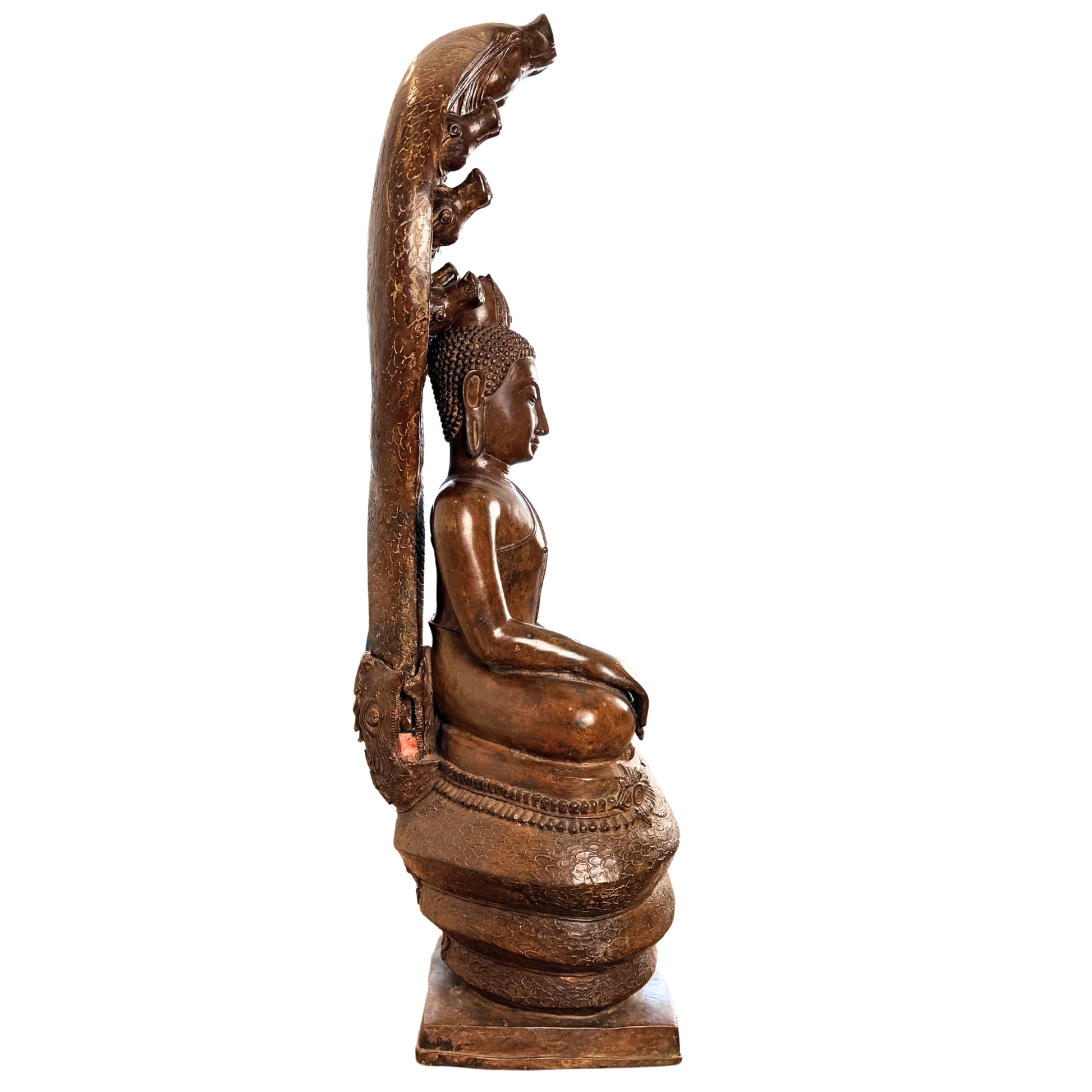 Vollständige Seitenansicht des monumentalen bronzenen Buddha Muchalinda mit separat gegossenem Naga-Baldachin, Thailand, wahrscheinlich spätes 13.–14. Jahrhundert