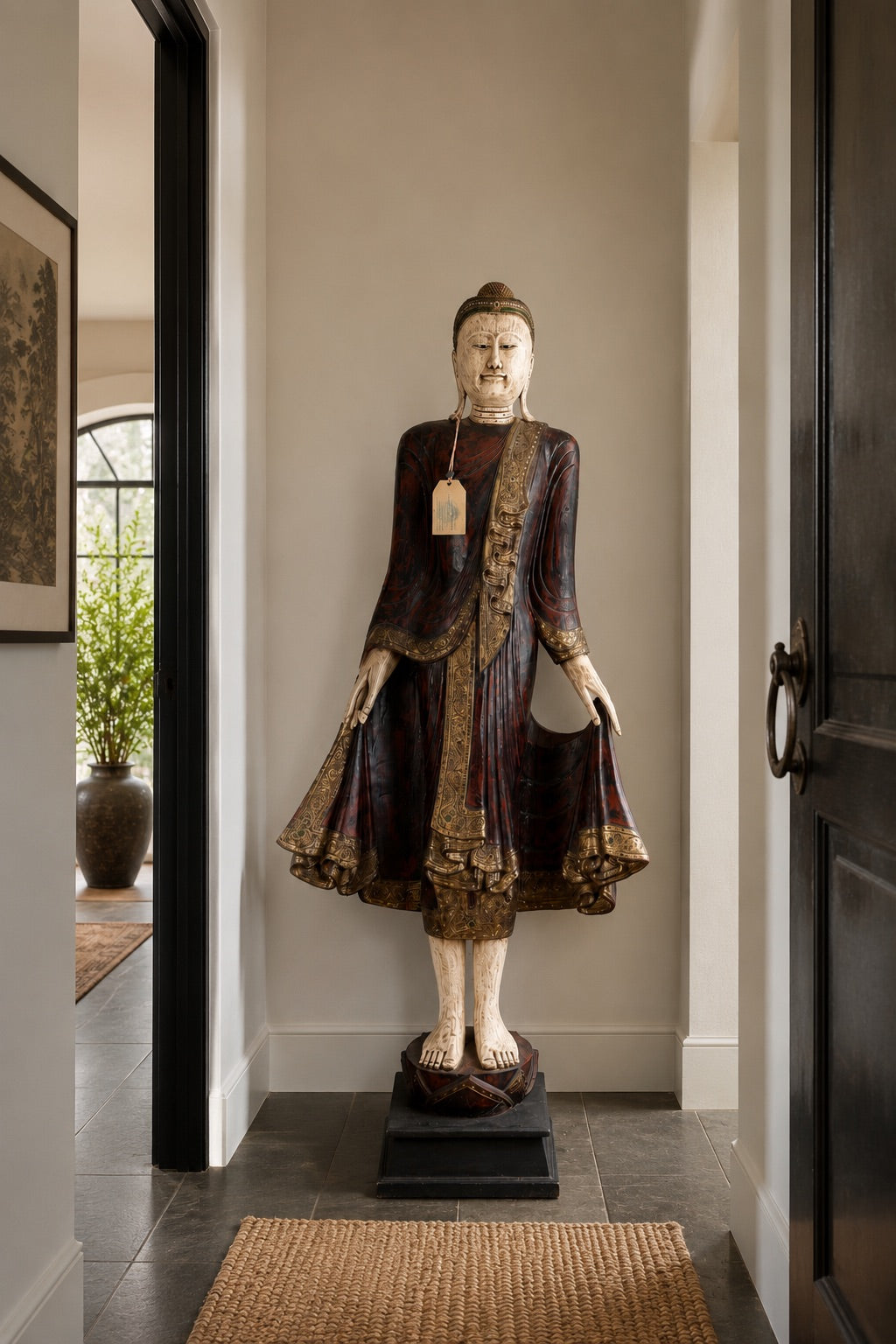 Monumentaler birmanischer Mandalay-Buddha als Blickfang in einem Interieur